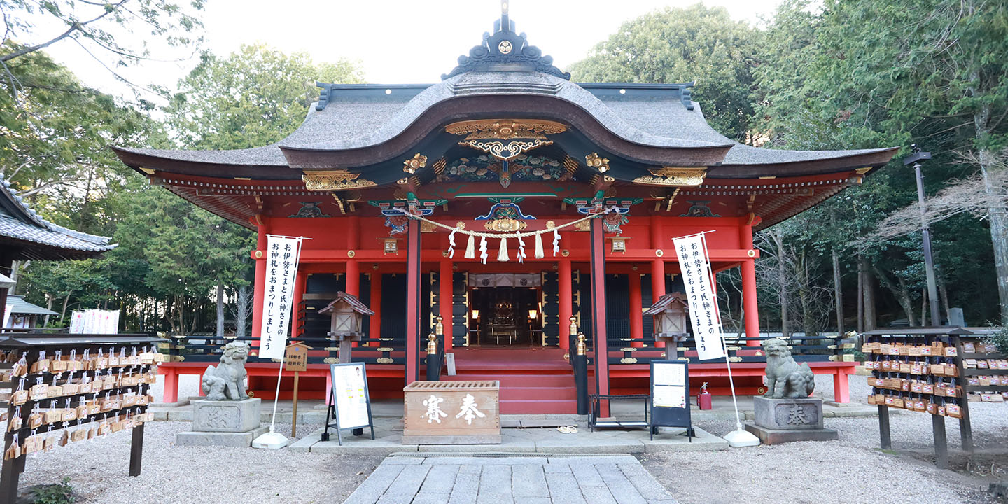 岡崎六所神社　正面から見た写真