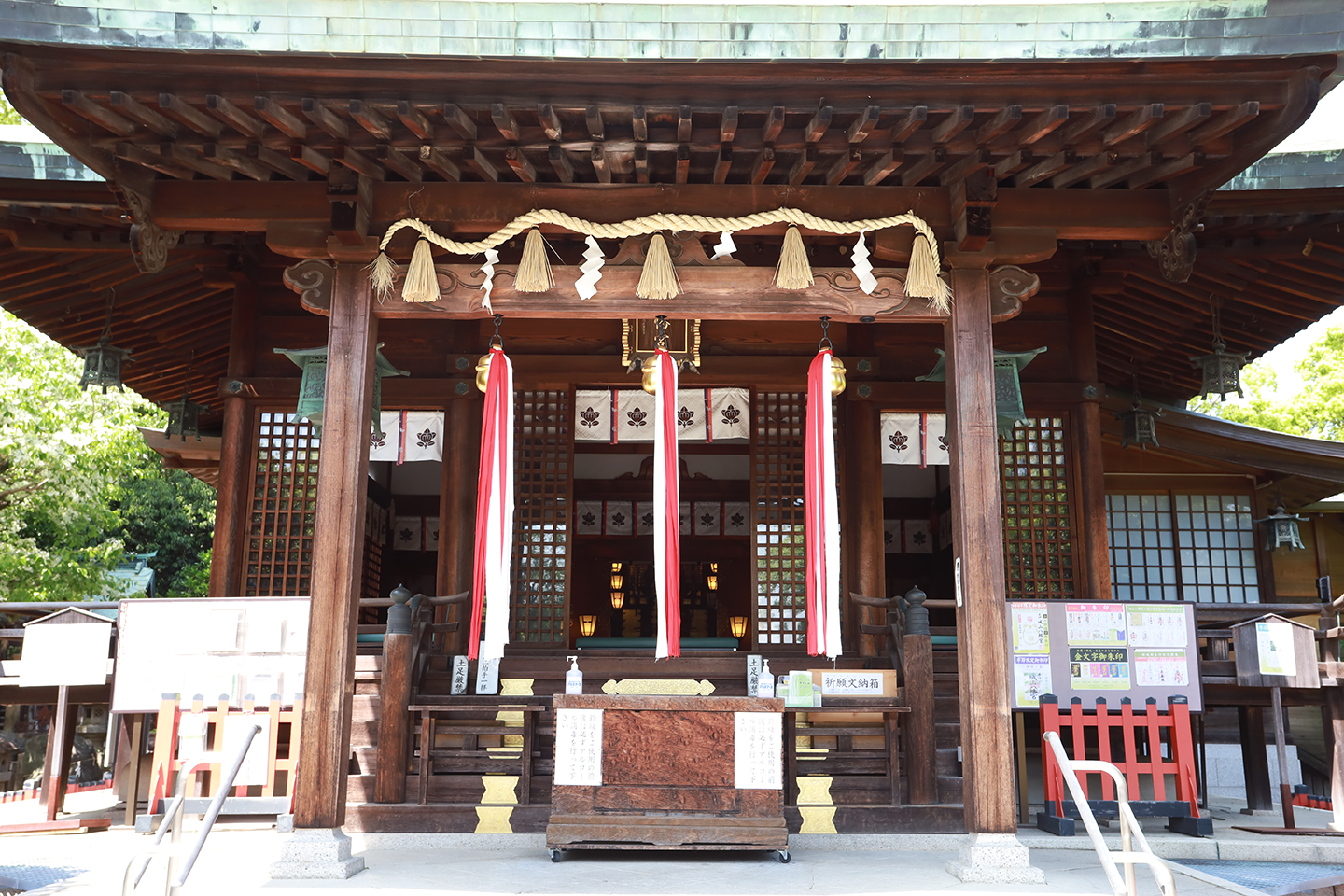 城山八幡宮本堂アップ